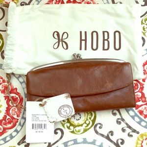 Hobo Tessie wallet in cafe